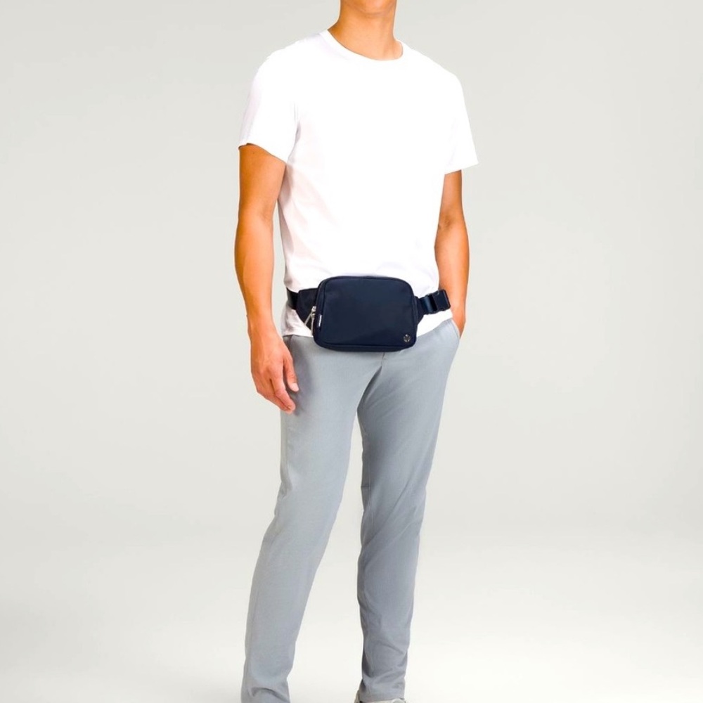 🔥1 Day Sale🔥NWT Lululemon Athletica Everywhere belt bag, (Large) 2L, True Navy - Picture 5 of 16
